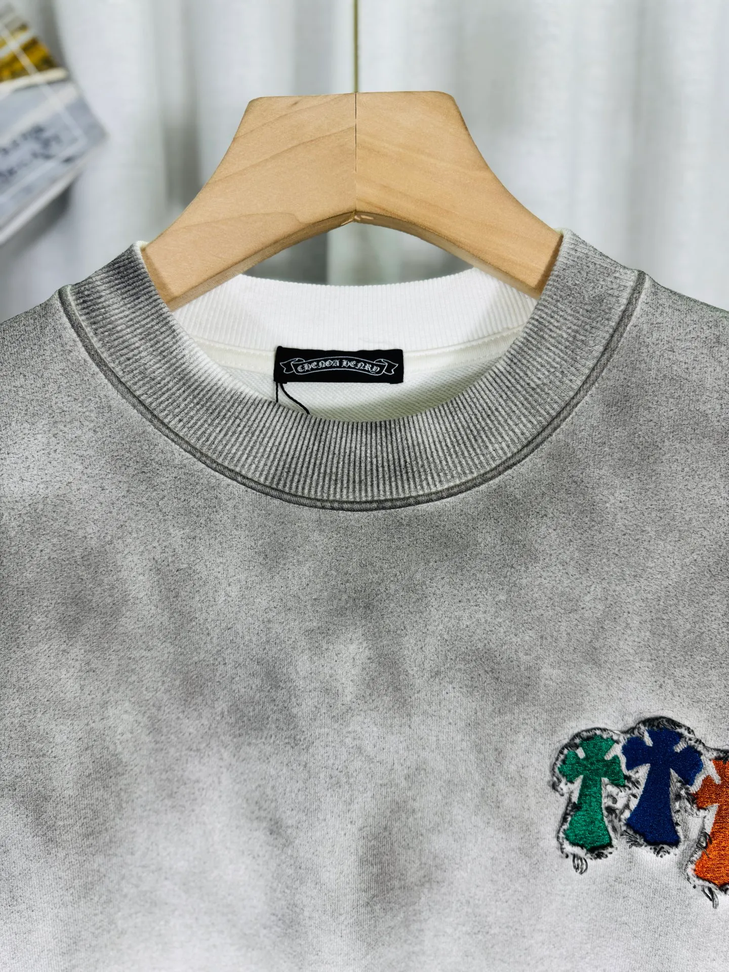 P270 top version, real shot without P, ​​different from market currency) 𝗖𝗵𝗿𝗼𝗺𝗲 𝗛𝗲𝗮𝗿𝘁𝘀/Cro Heart 2025 washed patch embroidery autumn and winter new original single counter American laser burnt 3D three-dimensional color embroidered couple casual sweatshirt 👑The highest version! Customized fabric 430g tripe terry fabric! American acid-washed and distressed original fabric laser burnt ✟appliqué embroidery and exquisite embroidery of letters! The best-selling model in the counter, very comfortable to wear. Accessories: original molded and authenticated collar label➕100% silk wash label. Genuine purchase-grade original hangtag➕matching hanging rope➕3D hanging beads➕original packaging bag. Craftsmanship: The original version has consistent wiring! The highest version of the armhole matching technique! Color: White Black Size: S M L XL Style No.: 9324